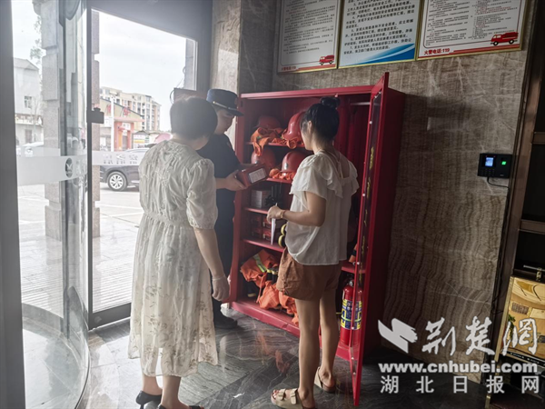 Yicheng Firefighting进入酒店，并在练习技能时建造坚