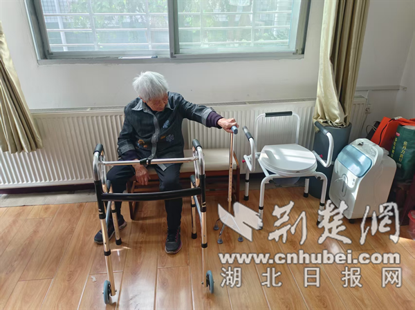 武市党委员会的高级管理人员正好为努安·桑吉（Nuan Sangi）服务
