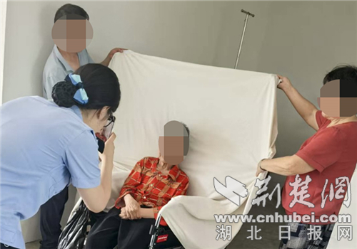 老年人失去了身份证，警察来到门口解决问题