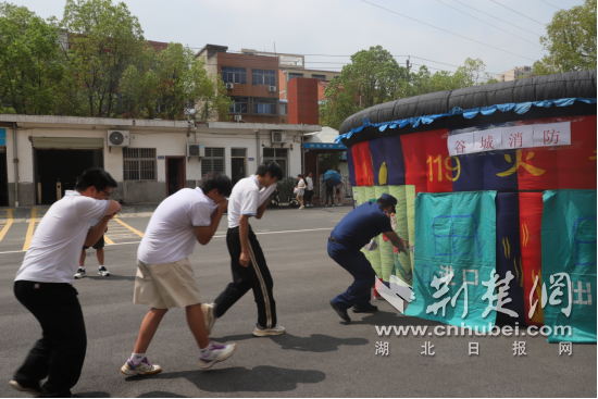 古兴学校的第一堂课着重于消防安全，中学阶段