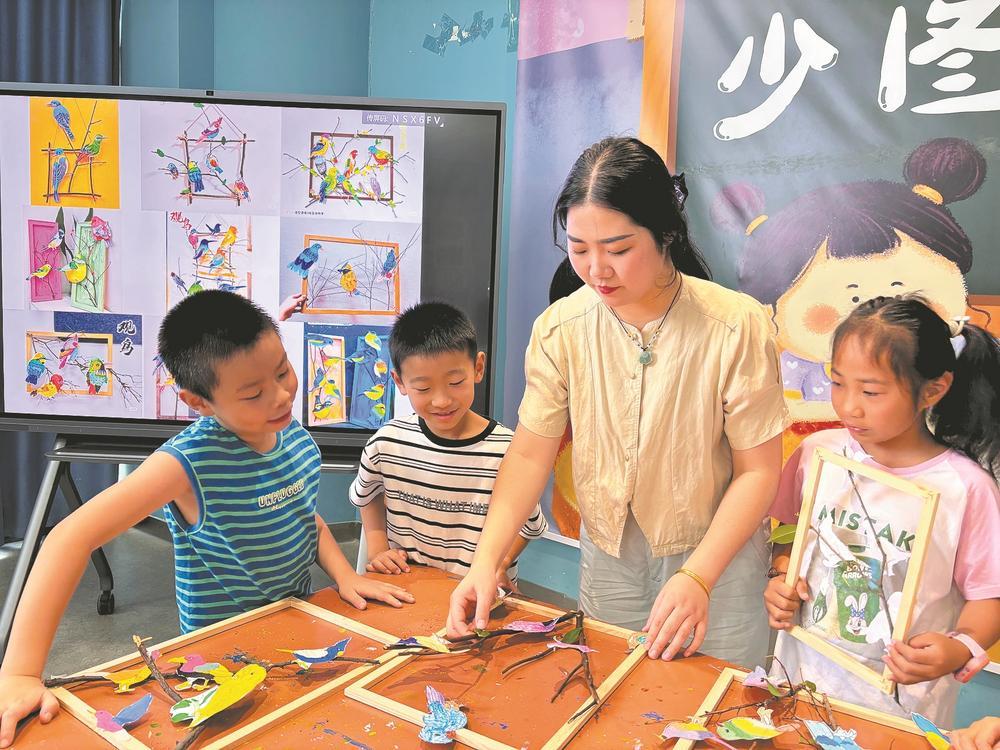 不仅仅是借来的：市政图书馆的多元化转型