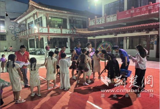 在Xiangyang High -Tech地区促进烟花，为“热”社区的新文明风格社区