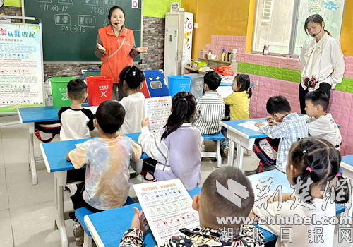 学会在儿童心中一起对垃圾进行分类