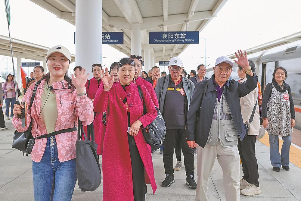 Xiangjing高速铁路的第一次火车旅行到达Xiang