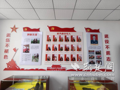 年轻人热情地加入军队，退伍军人回家并创办了自己的业务！武隐藏着一个“军