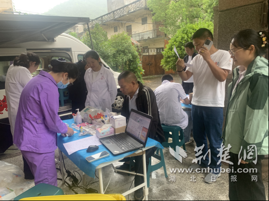 热情的鲜血反映了原始意