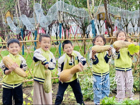幼儿园浮标中的“瓜”香水，可爱的孩子们很开