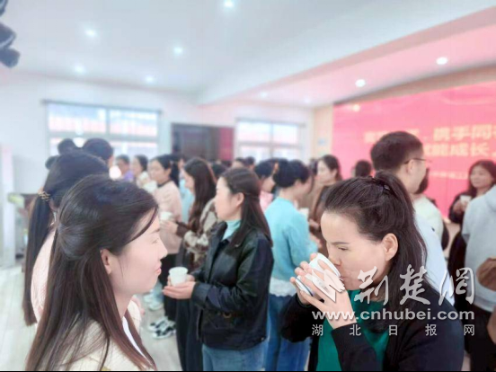 Zaoyang第4号实验基础学校举行了Qinglan工程师和学
