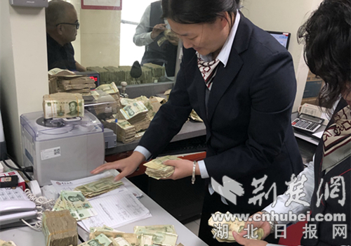 中国银行襄阳分行：3小时“修钞”使破损