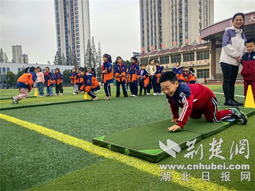 幼儿手牵手过关趣，结合运动快乐成长