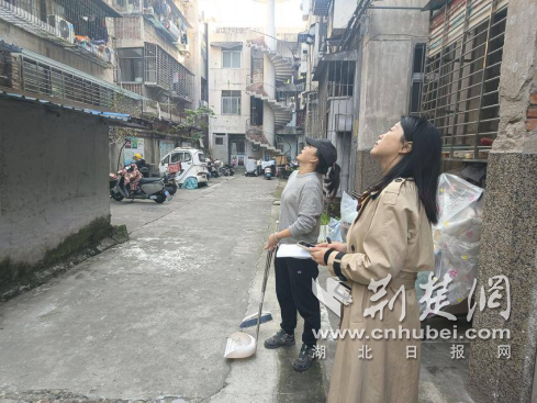 襄阳中轩楼社区：搓衣板从高处坠落，可能酿成