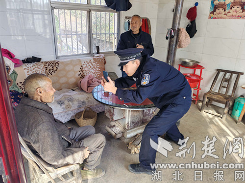 一名80岁的老人丢失了身份证，正在努力接受治疗