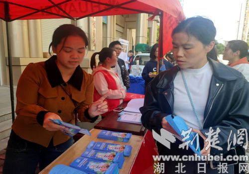 走进城镇、走进千家万户，推动健康保险传播温