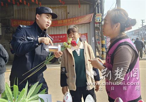 警方在市场设立“禁毒摊位”，让国毒更加“接地气”