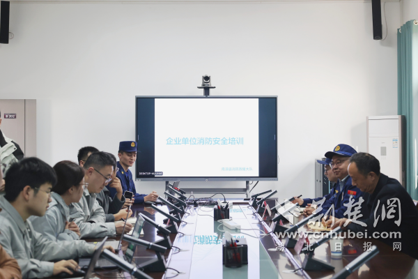 通过消防培训加强技能，并通过政府和企业合作