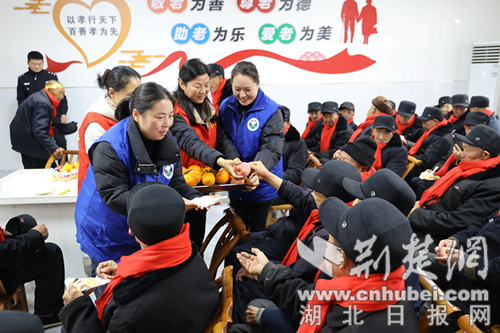 保康民警携手禁毒社工探访福利院，以温馨的心