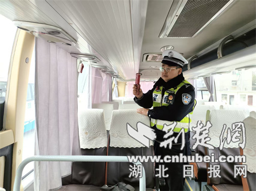 襄阳交警严把元旦出行陪伴旅客安全