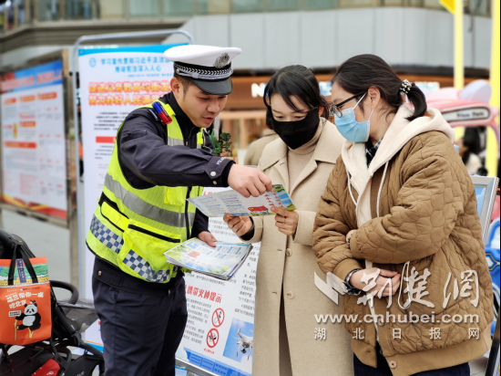 安全道路受宪法保护！襄阳交警开展宪法日道路安全宣传