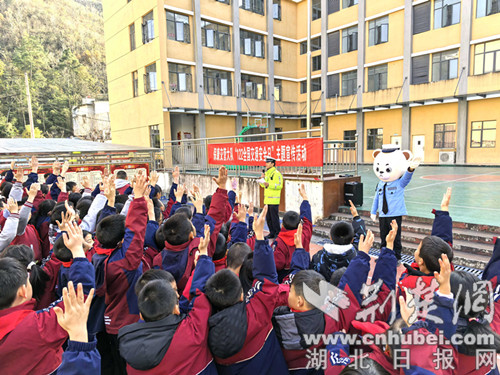 从“听”到“互动”，保康学校交通安全课“游