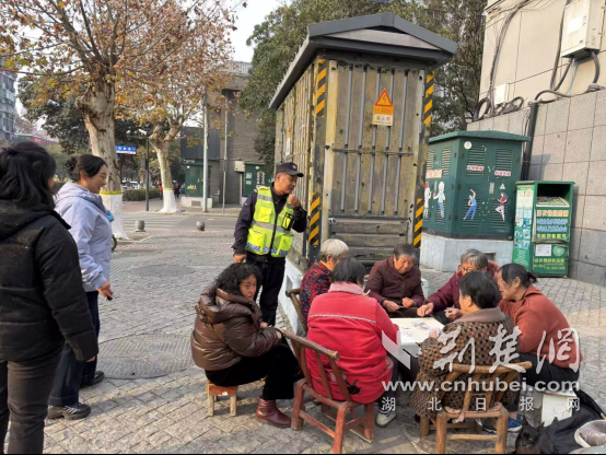 ����¥����Я�ֹ���������԰����չ�������е��������������ж���