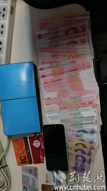 襄阳市民遗失7000元现金的士师傅从乘客手中夺回送还