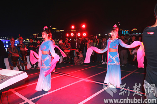襄阳举办“迎五一赞劳模树新风”运动 周游汉江传达旅游新潮