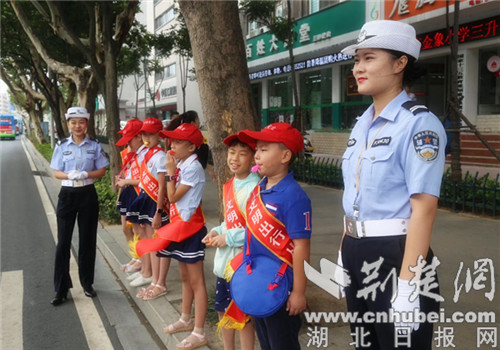 荆门交警邀请小学生进警营开展交通安全教育活动