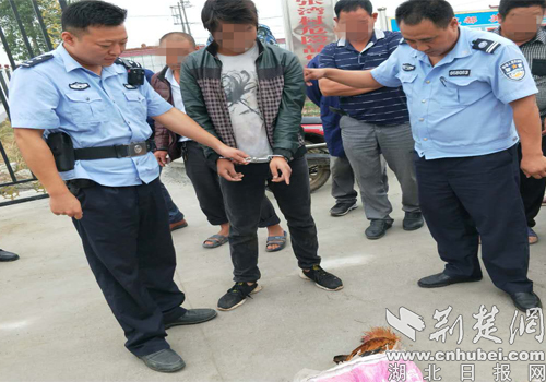 杨永定,朱鹏程)2018年9月17日下午,老河口市公安局张集所民警在辖区