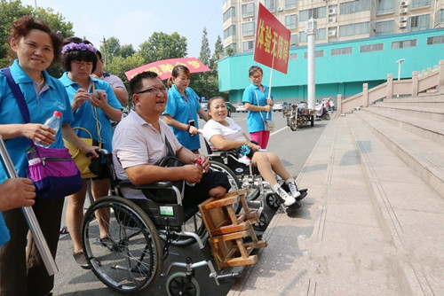 襄阳剧院由于没有无障碍通道,乘坐轮椅的残疾人无法进入.