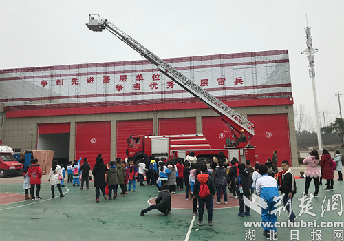 随州：白云湖学校小记者走进消防队 近距离接触“逆行英雄”