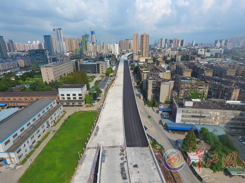 7月22日,由中建三局承建的襄陽東西軸線樊城段高架橋穿城而過.