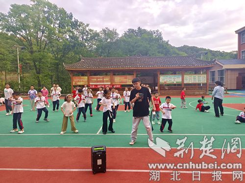 保康县尧治河村小学第二届暑期义务爱心托管班开班