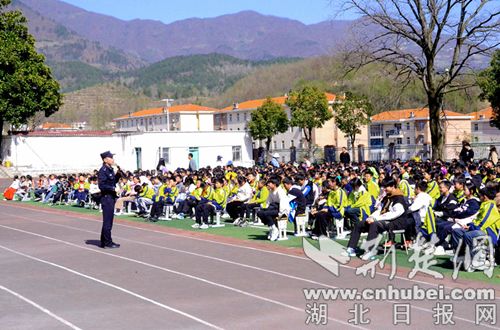 以演提能以授筑防保康民警入校传授防护技能