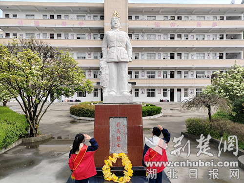 杨威中学老师照片图片