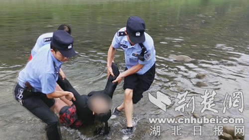 湖北竹山:民警勇救落水女子