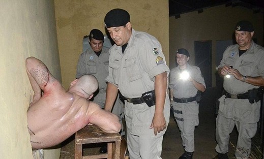 巴西犯人越狱在墙上打洞 肚子太大被卡洞中(组图)