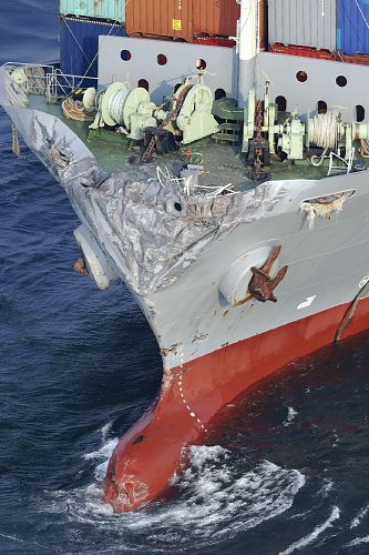 日本近海两货船相撞 12名中国船员获救一人昏迷