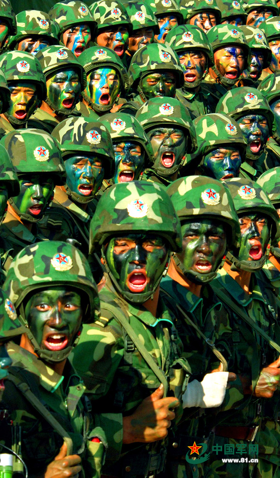 军方公开人民军队威武画面:钢铁长城冲击视觉